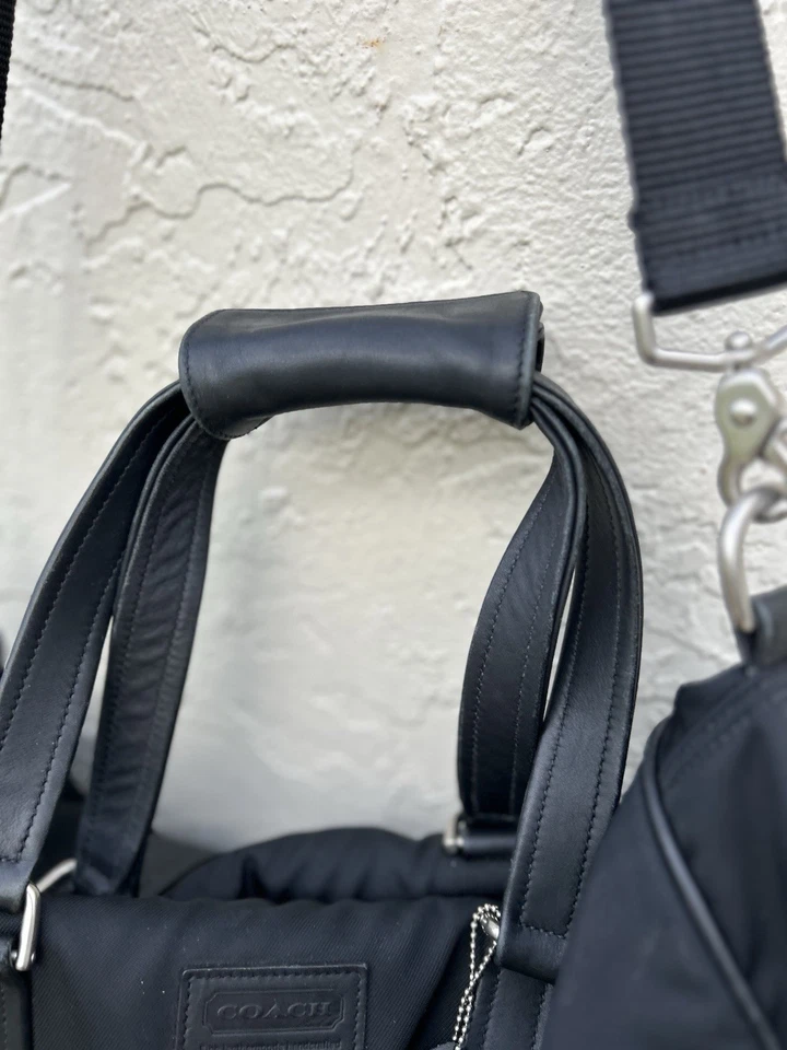 Bolso de Lona Coach Nylon Weekender Negro con Herrajes Plateados y Borde de Cuero Foto 4 de 4