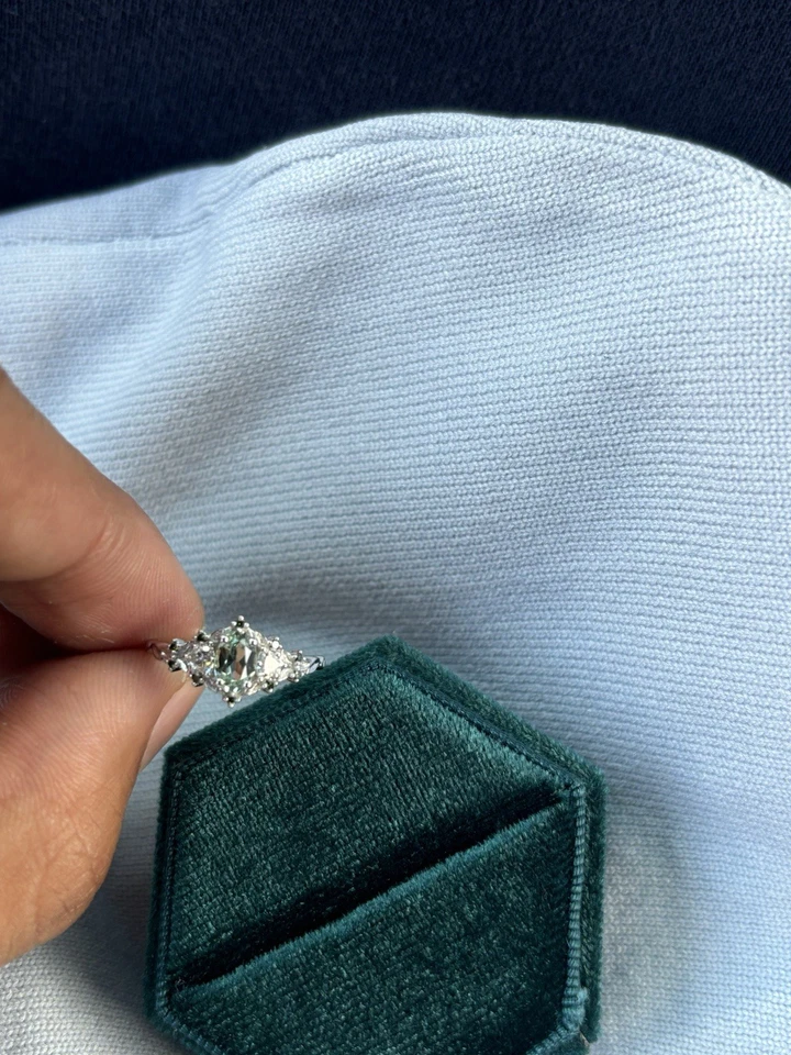 Rosa de brezo tres piedras con detalles de zafiro verde de laboratorio ovalado y diamante verde Foto 3 de 4