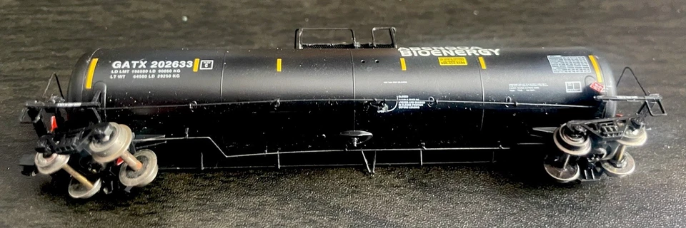 Athearn N Scale 30,000-Gallon Ethanol Tank Car GATX 202633 - Image 4 of 4