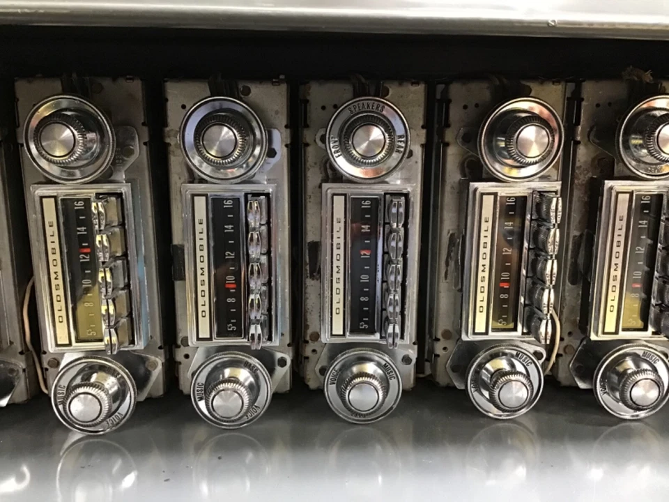 1970 1971  1972 OLDSMOBILE CUTLASS 442 AM Radio Restored Working - Image 2 of 3