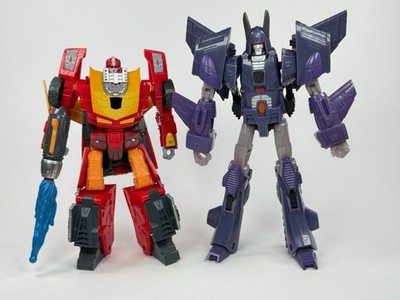 Transformers Reveal the Shield Battle in Space Rodimus vs Cyclonus Deluxe Figure