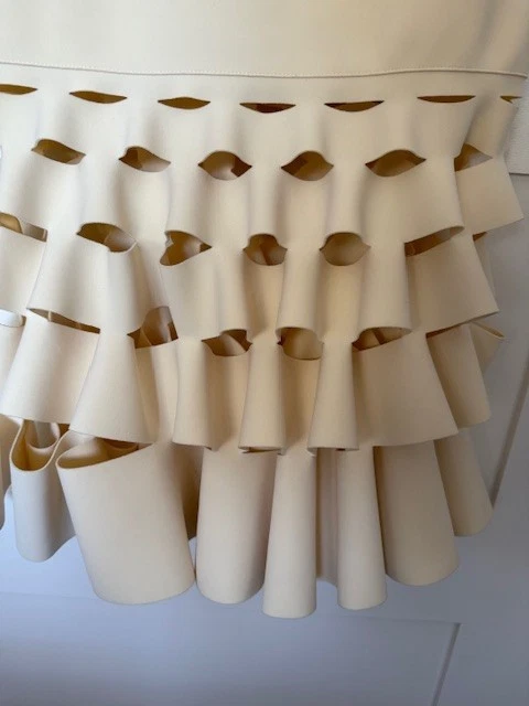 Vestido recto con volantes DION LEE - Crema PVP $1.390. Talla 8 - Solo usado una vez Foto 3 de 4