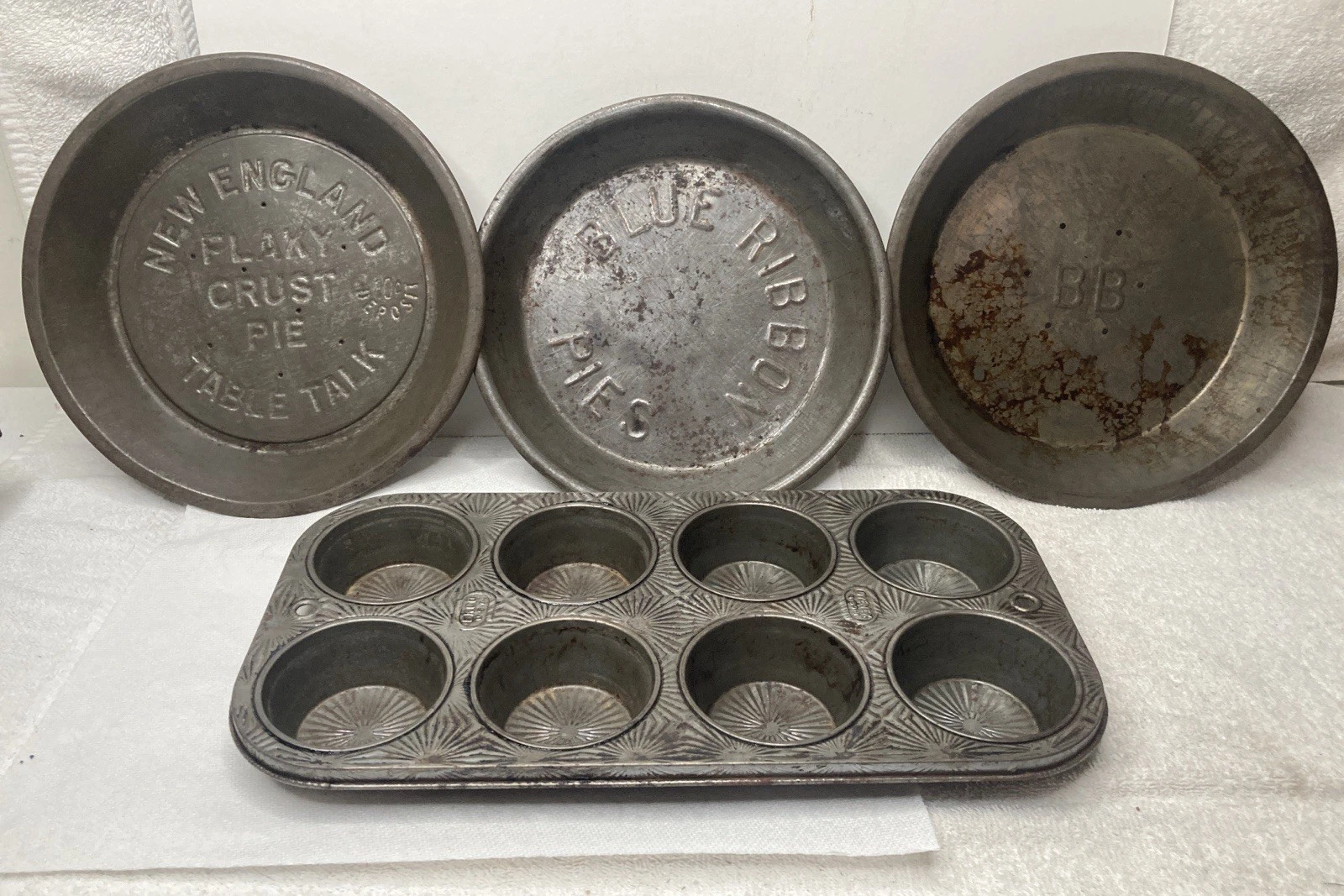 3 Vtg Pie Pan Tins BB, Blue Ribbon, New England +EKCO USA MUFFIN TIN - Makes 8
Opens in a new window