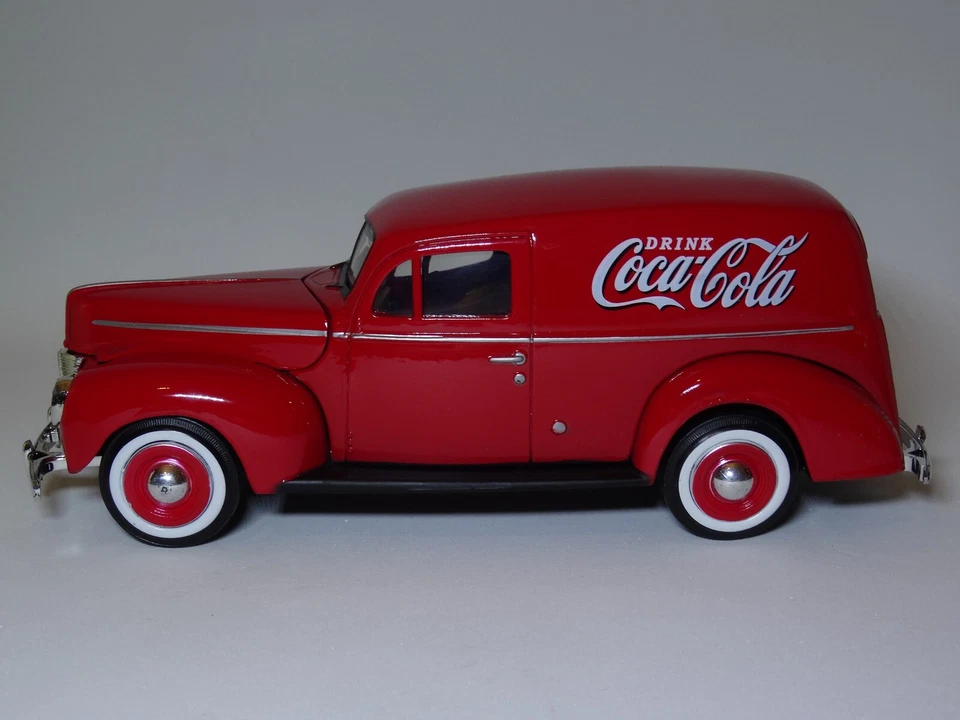 Motormax / Motor City Classic 1:24 - Coca Cola 1940 Ford Sedan Delivery - Immagine 3 di 3