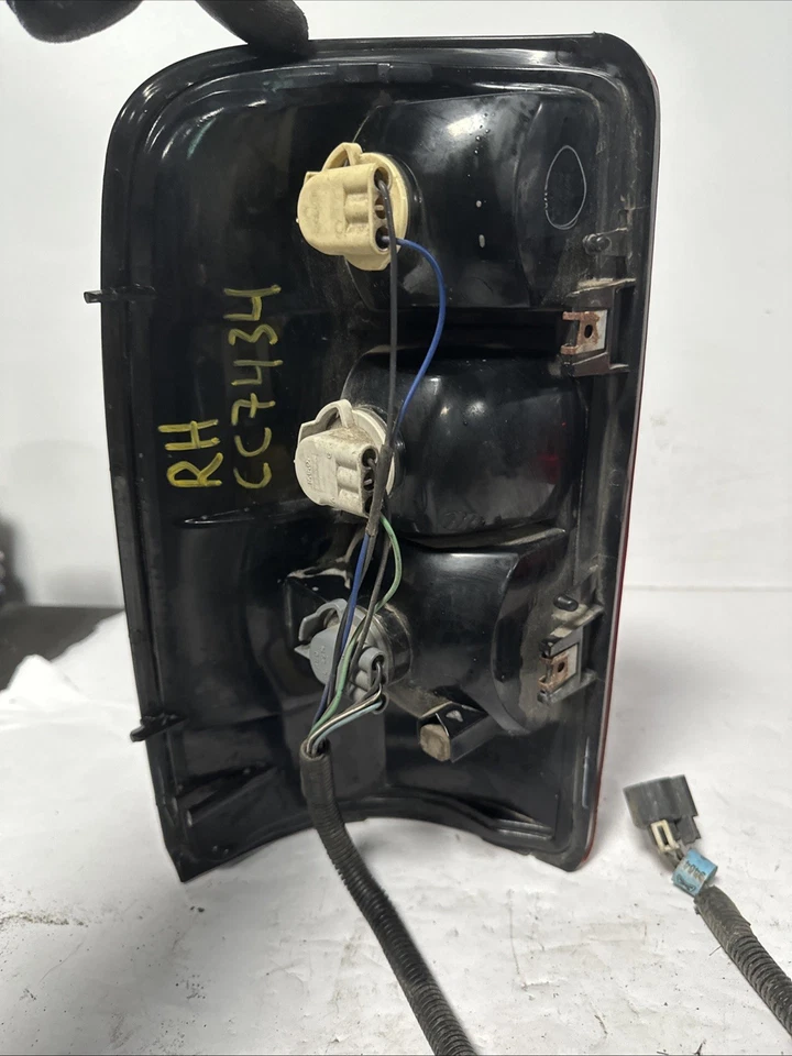 04-06 Chevy Tahoe Suburban GMC Yukon XL Passenger Right Tail Light OEM N5 Foto 4 de 4