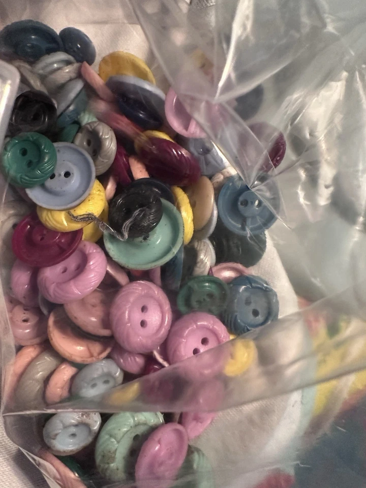 Lote Botones Baquelita, Plástico, Metal y Vidrio. Botones de varias épocas. Foto 2 de 4