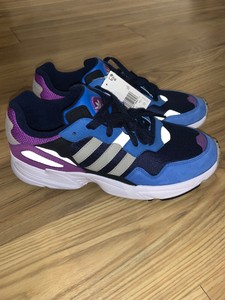 tênis azul da adidas