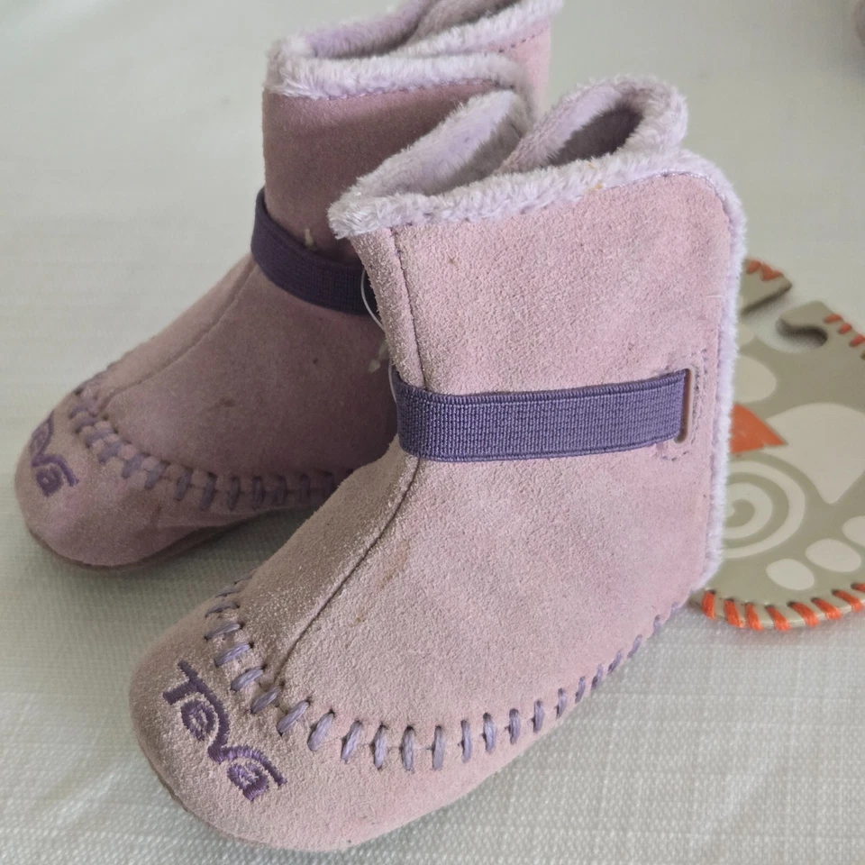 BOTINES GRANDES BEBÉ INFANTIL VIOLETA TEVA LOGAN GAMUZA CUNA FORRADOS DE PIEL SINTÉTICA 6-12 MOS Foto 2 de 4