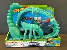 Hot Wheels City Scorpion Flex Attack play set and Car-de-Asada car