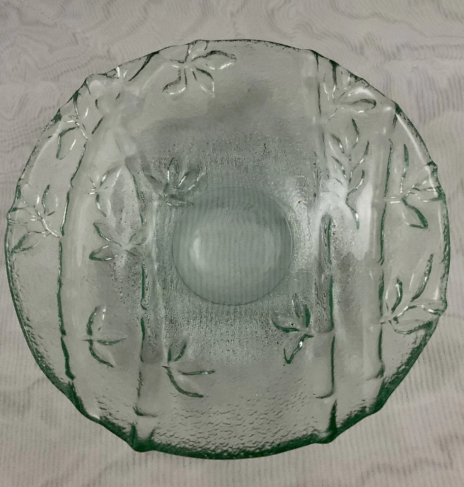 Ensaladera de vidrio Pier One con patrón de bambú Foto 2 de 4