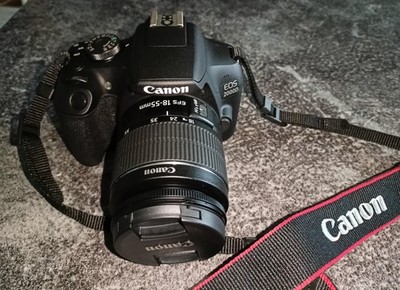 Canon EOS 2000D Kamera + EF-S 18-55mm f3.5-5.6 DC III Objektiv & Zubehörpaket