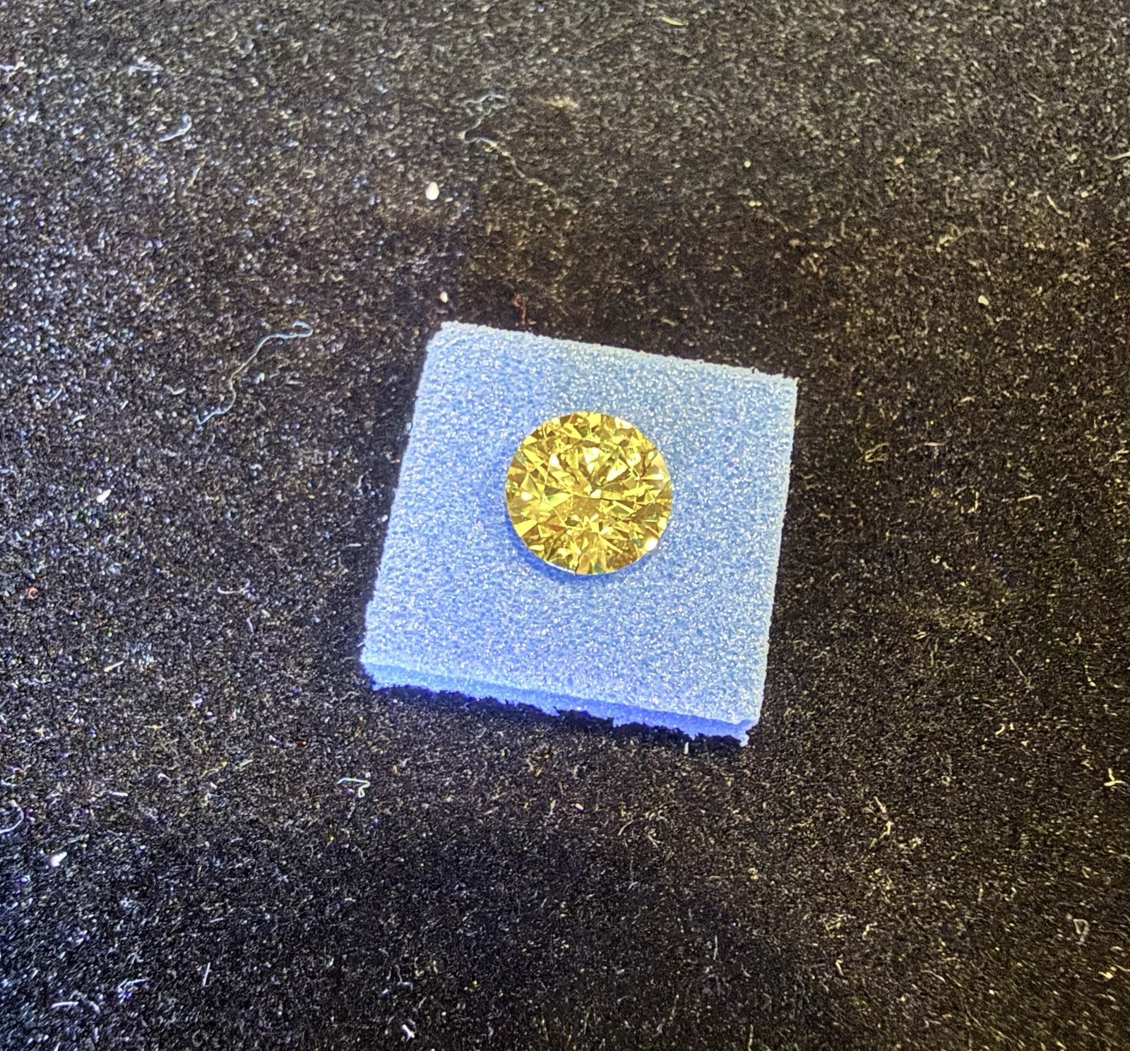 IGI Cert 1.00ct Lab-Created Round Brilliant Diamond Fancy Vivid Yellow VS2 Ideal