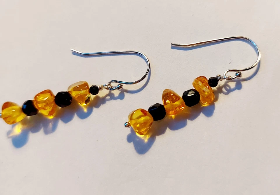 Orecchini in argento 925 e pietre con ambra naturale e onice nera sfaccettata - Immagine 4 di 4