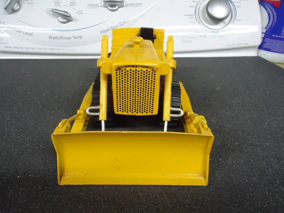 Cosechadora internacional fundida a presión Ertl TD-25 de colección excavadora sobre orugas con hoja Foto 2 de 4