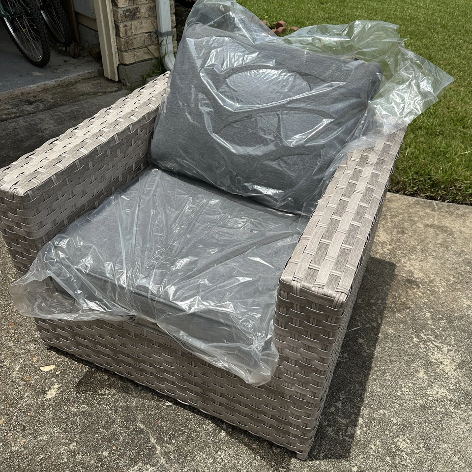 Par de sillas de club con cojín resistente al agua de mimbre sintético para exteriores Sunhaven (juego de 2) Foto 4 de 4