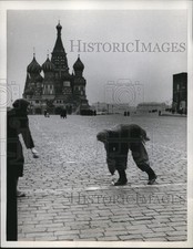 1960 Press Photo Moscow Russia laborers in front of Lenin's Tomb