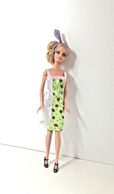 Barbie Mattel 1999 Puppe mit Kleid grün Erdbeer Muster Vintage Spielpuppe Origin