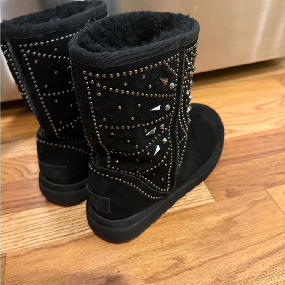 Botas UGG Piel de Oveja Fiore Deco Tachuelas Talla 7 Negro Gamuza Cuero Adornado Raras Foto 3 de 4