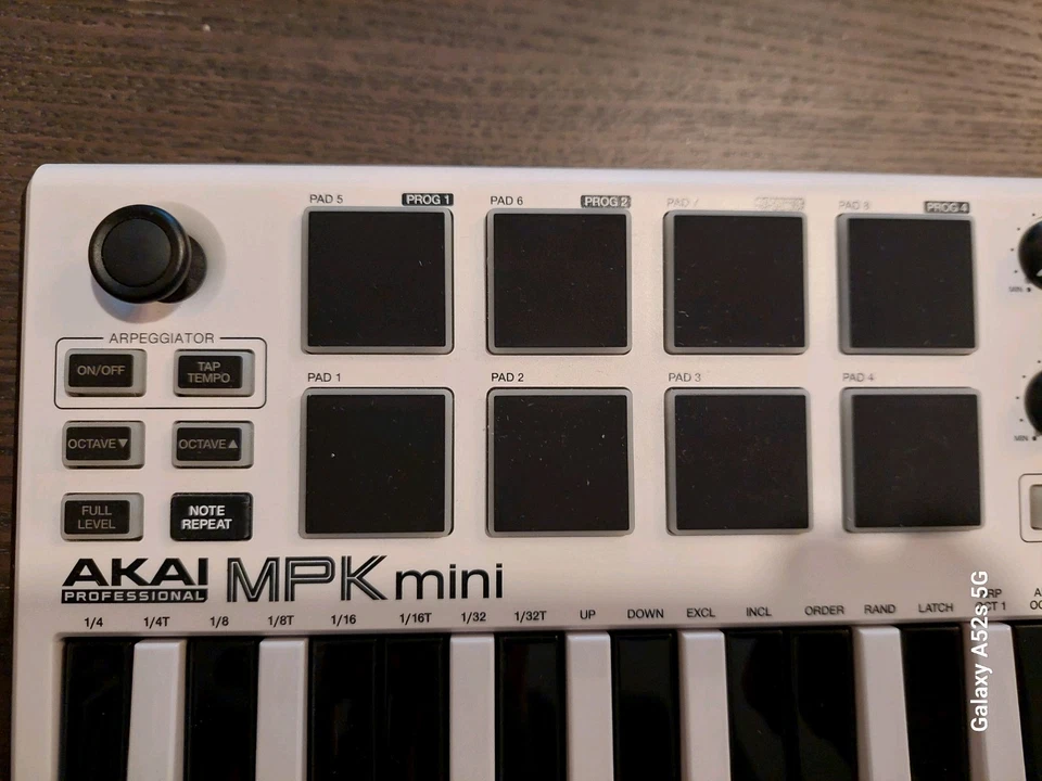 Akai MPK Mini Mk3 MIDI Keyboard-Controller (MPKMINI3W) - Bild 3 von 3