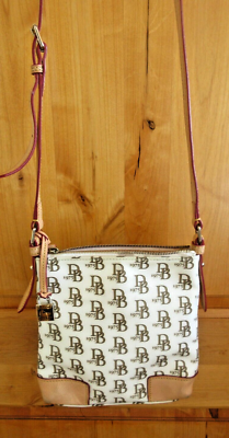 Dooney & Bourke ショルダーバッグ クリーム色 DOONEY & BOURKE VTG DB 1975 SIGNATURE MESSENGER BAG COATED CANVAS