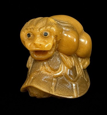 Vintage japanische Tagua Nuss Netsuke Shishi Löwe auf Schildkröte handgeschnitzt