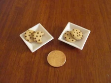 HAND DECORATED WHITE PLASTIC PLATES W/ CHOCOLATE CHIP COOKIES