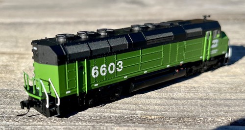 N Scale-Athearn F45 Diesel Locomotive Burlington Northern BN (DC) - Picture 7 of 14