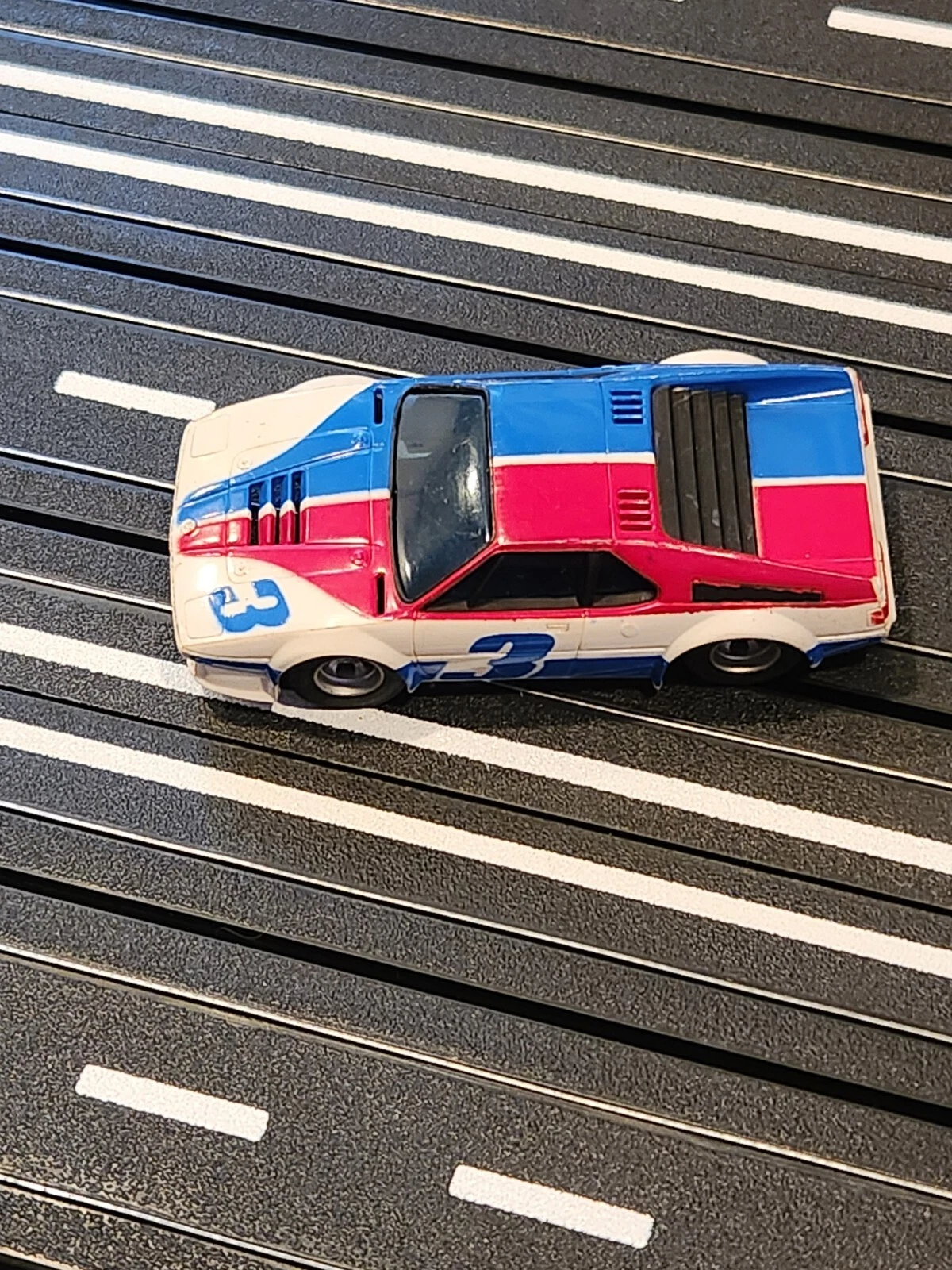 slot-car bmw m1 magnatraction runs 