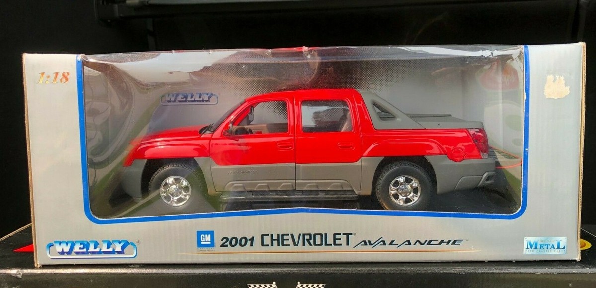 2002 CHEVROLET AVALANCHE RED 1:18 BY WELLY RARE DISCONTINUED