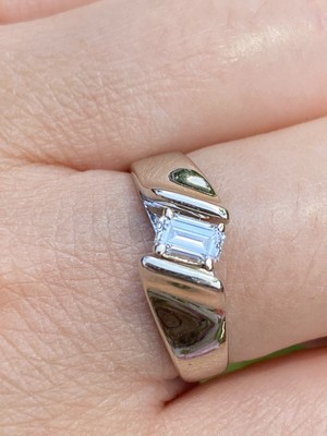 14 Karat Weißgold 0,48 KT VS/F 100 % natürlicher Smaragdschliff Diamant Solitär Ring