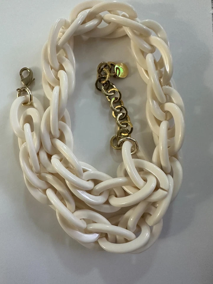 Collar de cadena acrílica marfil con eslabones dobles. Foto 3 de 4