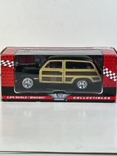 Motormax 1:24 Scale Diecast 1949 Ford Woody Station Wagon with Box