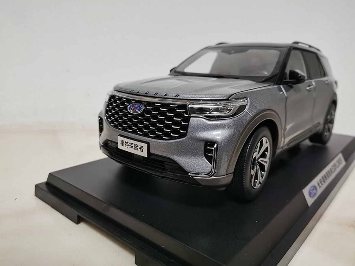 1/18 Scale Ford Explorer 6th Generation SUV 2023 Grey