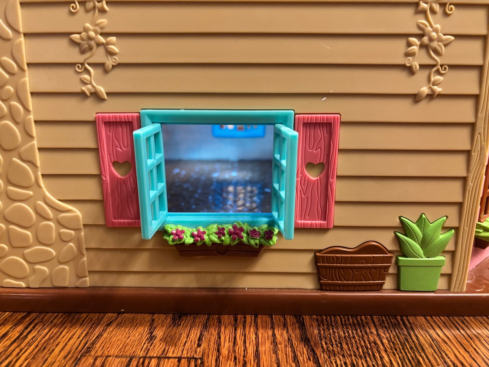 Li'l Woodzeez Honeysuckle Hillside Cottage Doll House Working Lights & Furniture