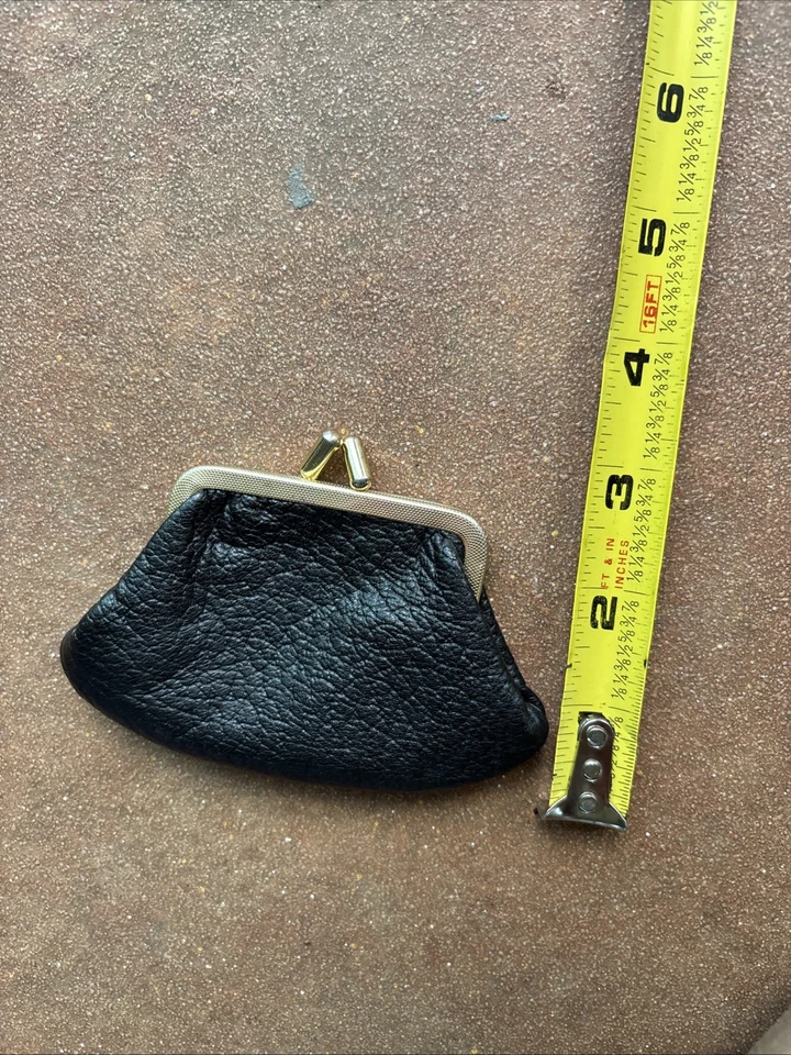 Monedero vintage de guijarros negros con cierre de beso monedero tono dorado herrajes cuero 1960 Foto 4 de 4