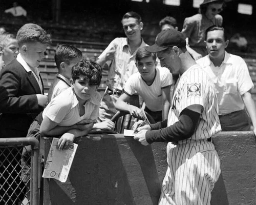New York Yankees LOU GEHRIG signing autographs Glossy 8x10 Photo Print HOF 39