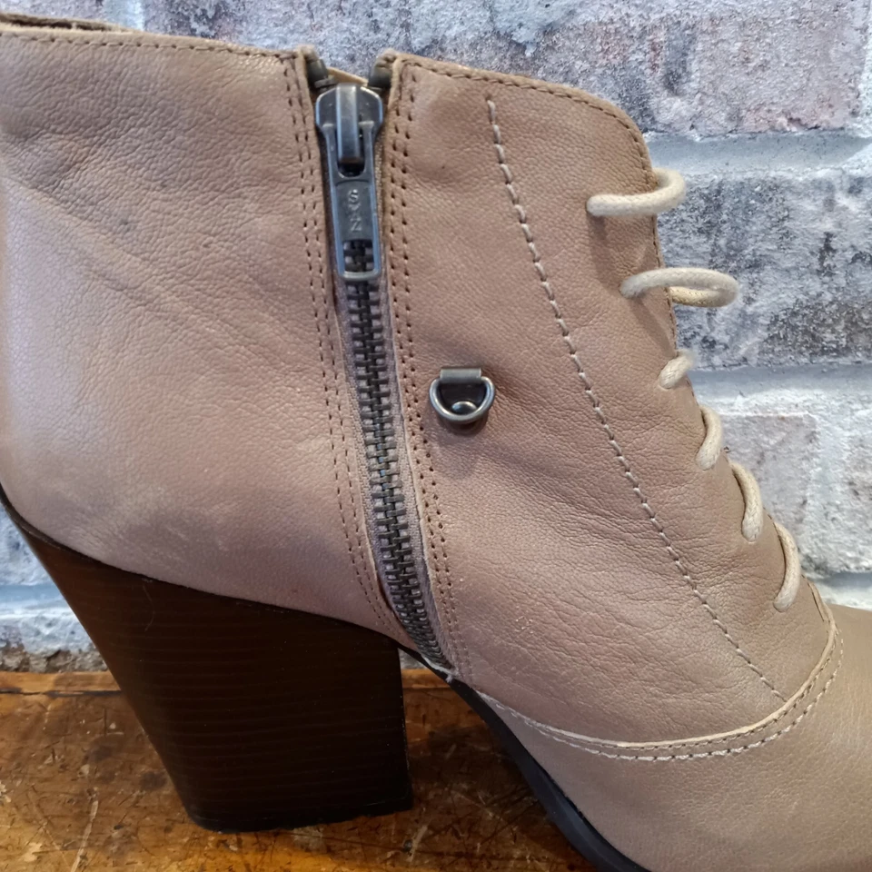 Bacio 61 Pesanti Tan Leather Rubber Tread Zip Ankle Boots Heel Women Size 7 - Image 4 of 4