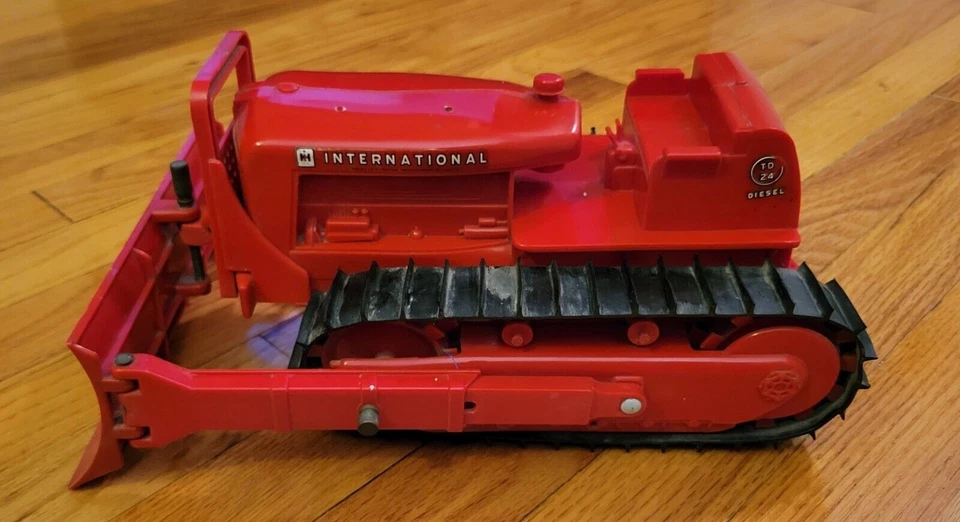 RARE VINTAGE 1950s PRODUCT MINIATURES INTERNATIONAL HARVESTER TD-24 DOZER - Image 3 of 4