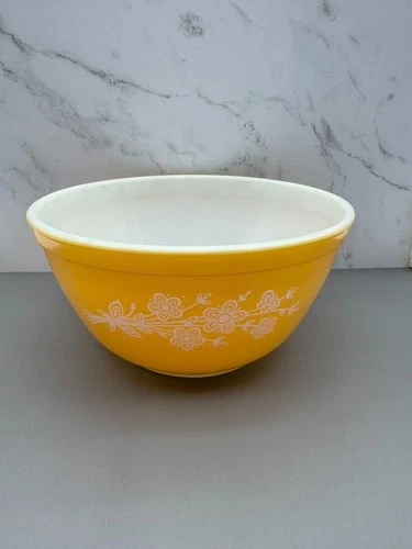 Vintage Pyrex Butterfly Gold #402 1.5 Qt Mixing Bowl Yellow White Corning USA