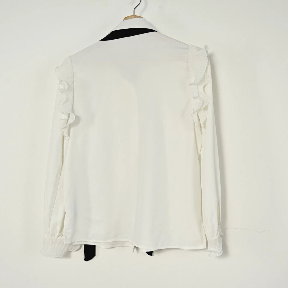 Blusa da moda feminina Zara S. branca com babados com botão e destaque de gravata  - Imagem 2 de 4