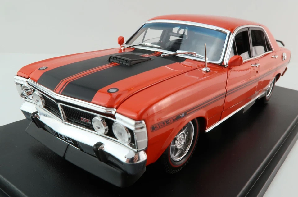 DDA DDA24832 Ford Falcon XY GTHO Phase 3 Sedan Vermillion Fire Black 1:24 - Image 2 of 4