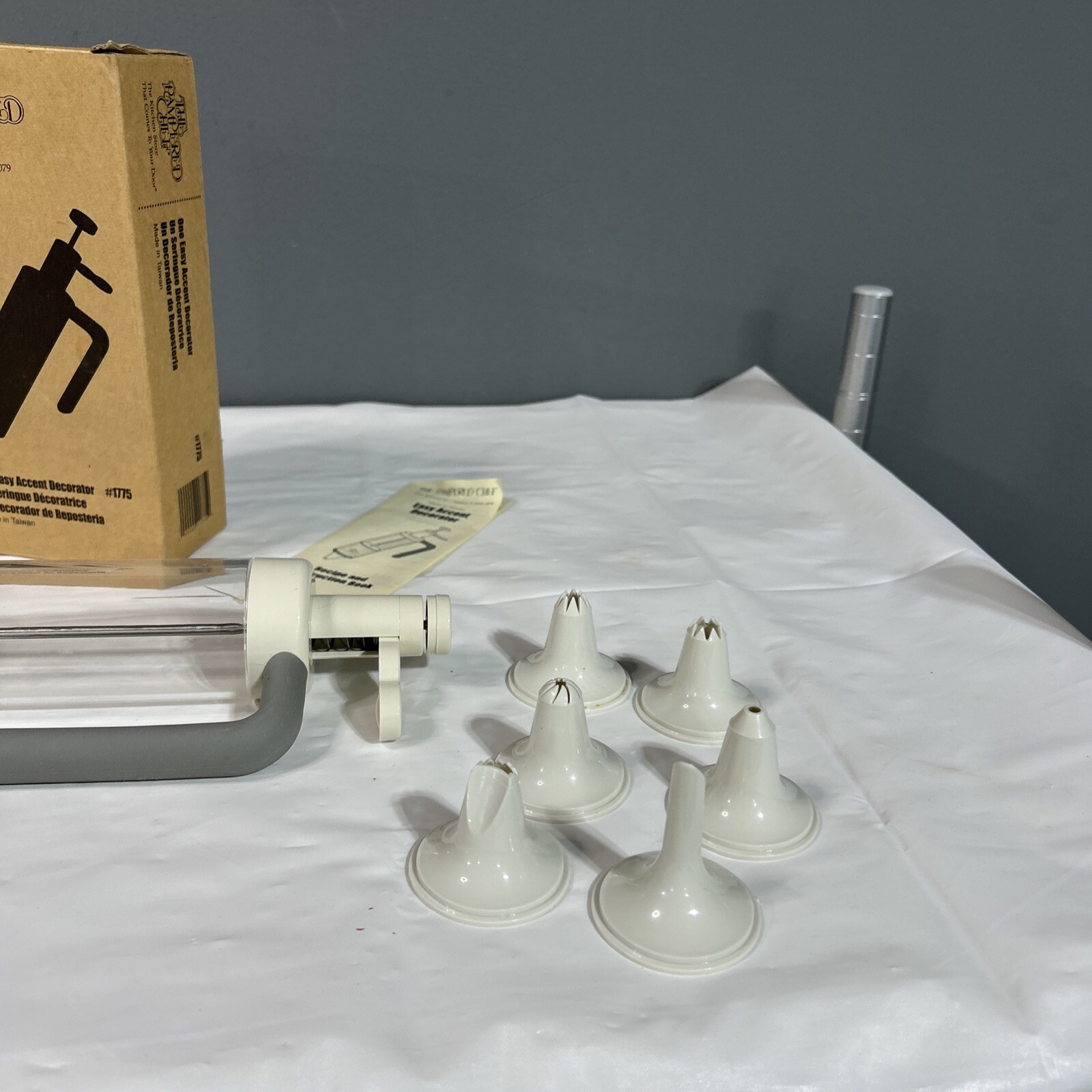 The Pampered Chef Easy Accent Decorator 1775 w/Owner's Manual and 2b