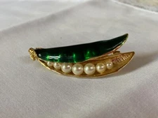 Vintage Gold metal Green Pea Pod Brooch Pin - Faux Pearls