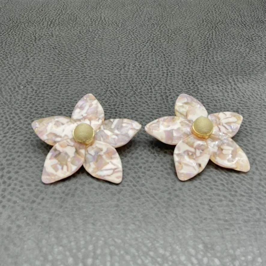 Pendientes BaubleBar grandes florales llamativos para mujer mármol rosa acrílico tono dorado Foto 2 de 4