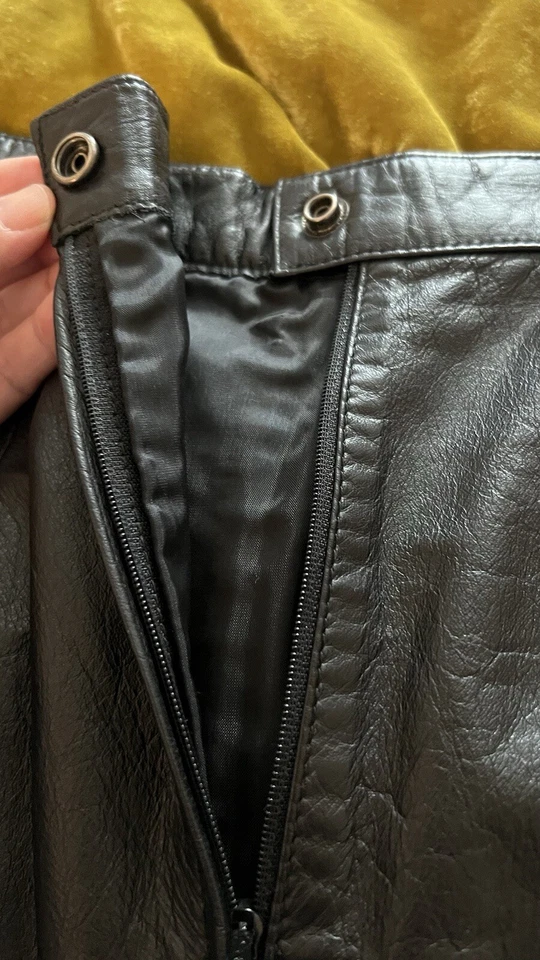 Minifalda lápiz de cuero genuino gótica grunge de motociclista Adler de colección para mujer 7/8 negra Foto 3 de 4