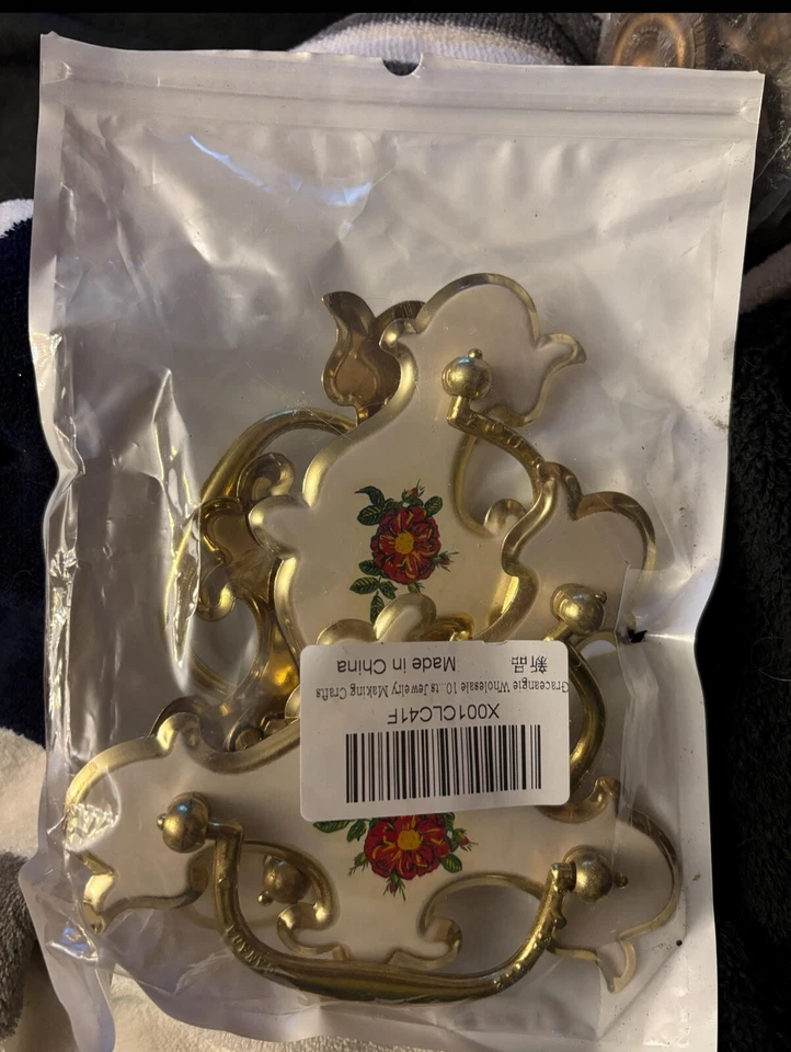 Juego de 8 tiradores de cajón Chippendale crema y dorado vintage *nunca usados* Foto 3 de 4