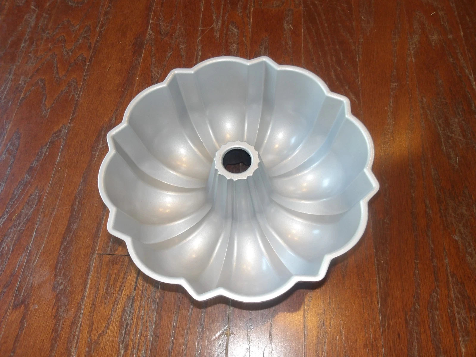 Nordic Ware Original Bundt Pan Fluted Heavy Cast Aluminum Made In USA 10”