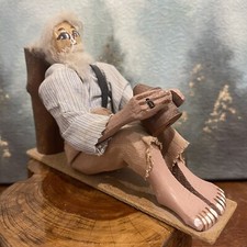 Figura masculina "Moonshine Time" tallada a mano Outsider Art con jarra arte popular primitivo