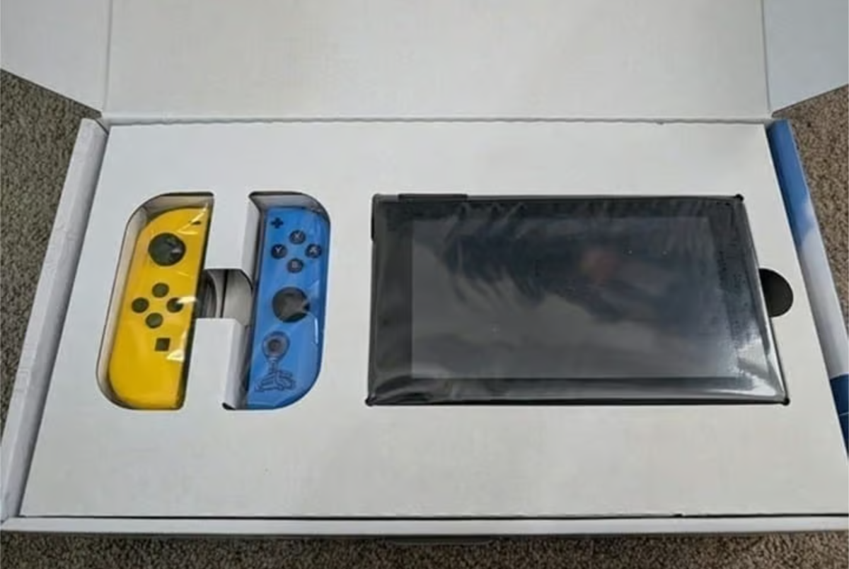 Nintendo Switch HAC-001(-01) Fortnite Wildcat Console Bundle