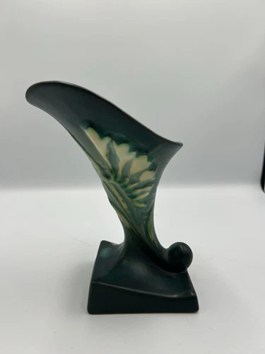Roseville Freesia Green 1945 Cornucopia vase 197-6"